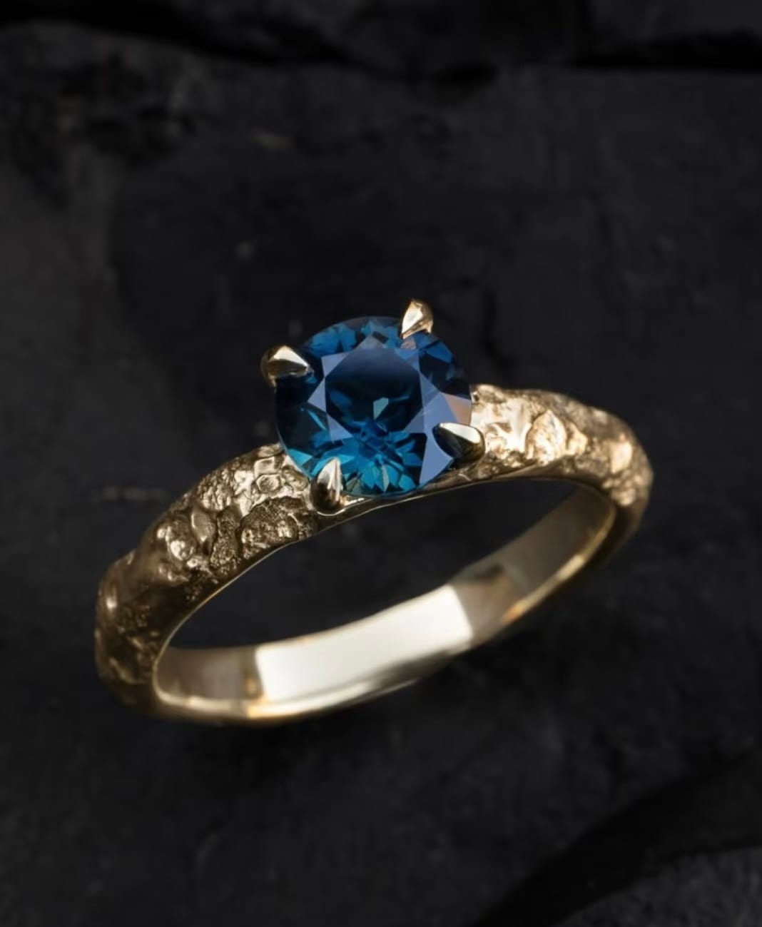 Blue sapphire ring in sculpted yellow gold